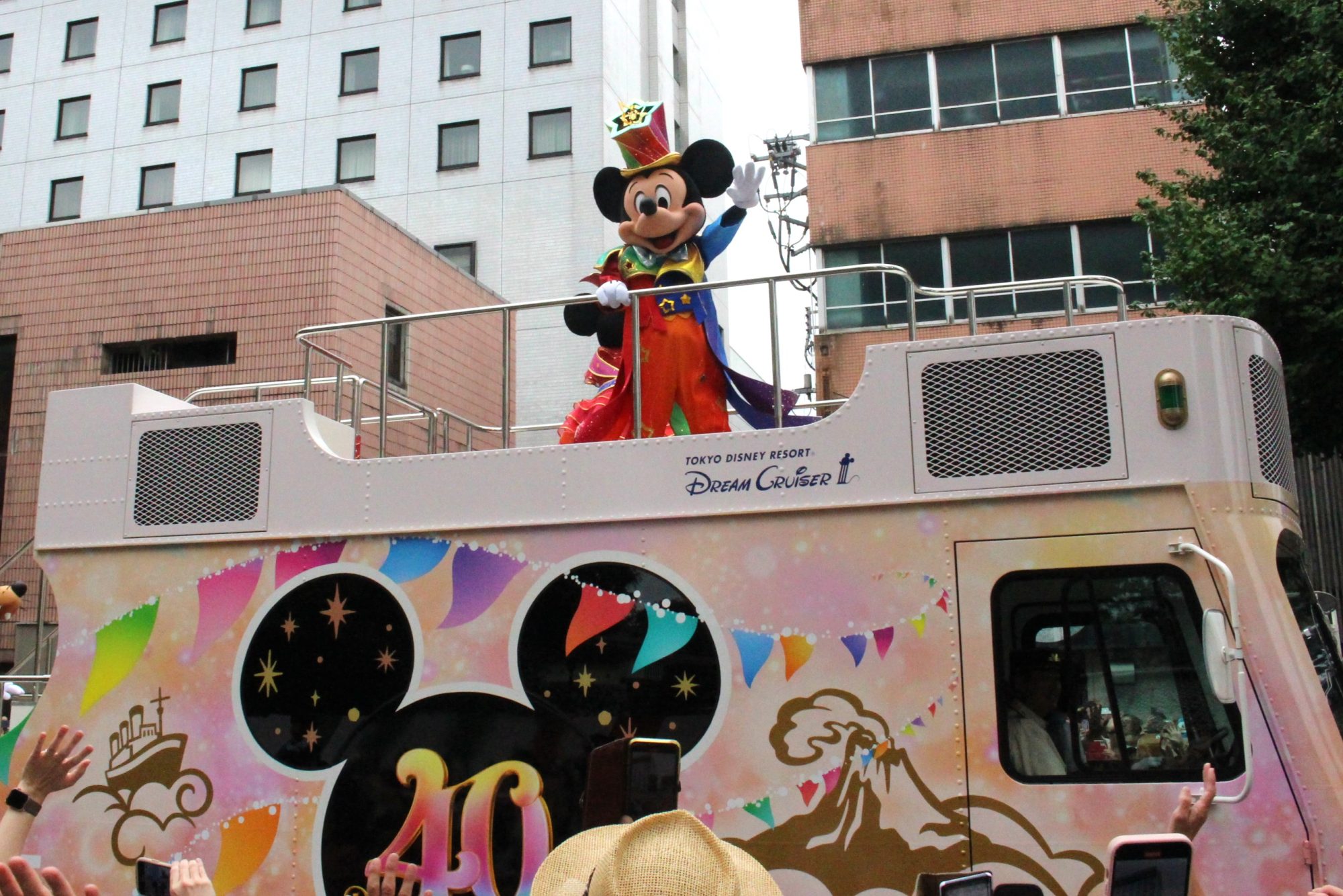 富山市中心部、ディズニーパレードに大歓声／身動きしにくいほどの人だかりを前にミッキーマウスたちが躍動！