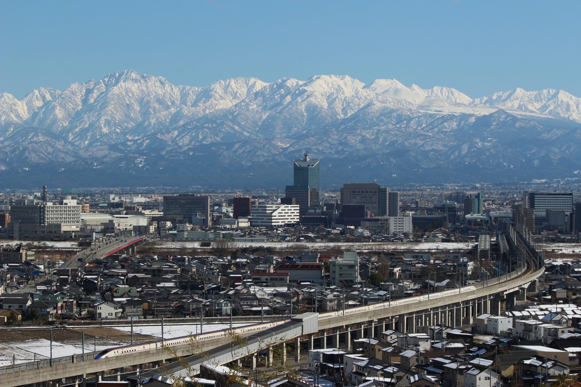 2024年1月30日は富山県内で雪の立山が鮮明に見えました／「街を歩いてて、どうしても視界に見切れちゃう立山」を推したい